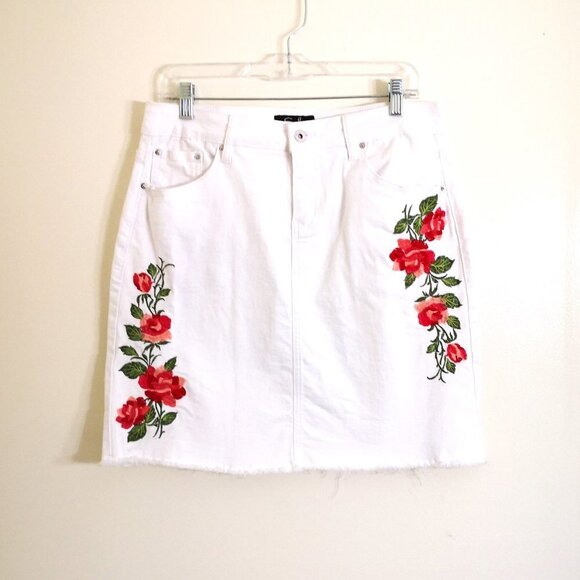 Earl Jeans Dresses & Skirts - Earl Floral Embroidered Raw Hem White Jeans Skirt Size 12